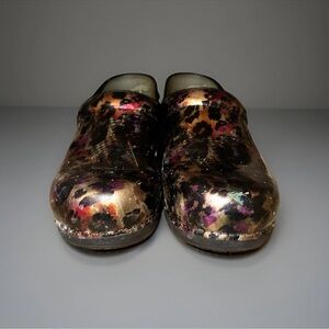 Dansko XP 2.0 Tye Dye Metallic Patent Clogs Women’s Sz 42 US Sz 10